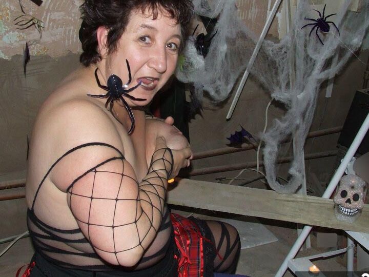 20P Kinky Carol, une grosse femme plus âgée, découvre ses gros seins avant de se masturber