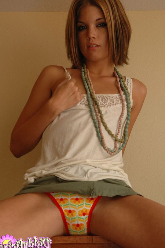 12P Bonito amador Diddylicious mostra calcinha quente upskirt