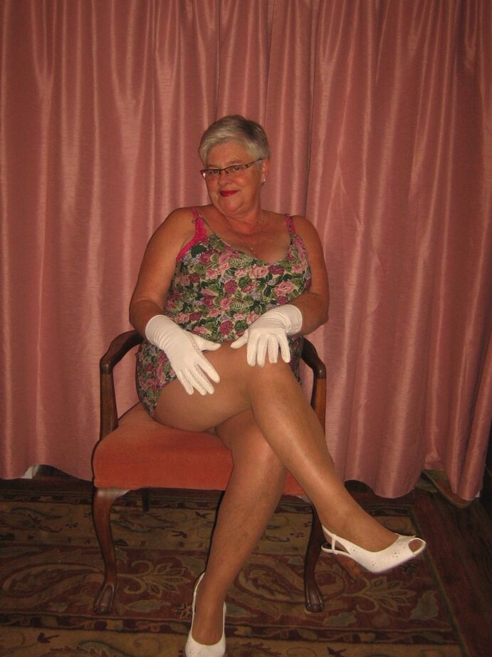 20P Old amateur Girdle Goddess strips completely naked in a confident manner