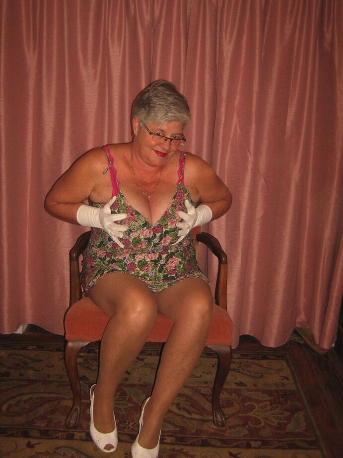 20P Old amateur Girdle Goddess strips completely naked in a confident manner