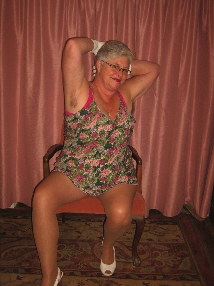 20P Old amateur Girdle Goddess strips completely naked in a confident manner