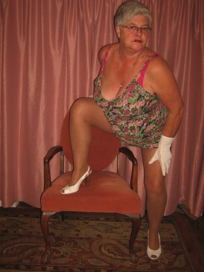 20P Old amateur Girdle Goddess strips completely naked in a confident manner