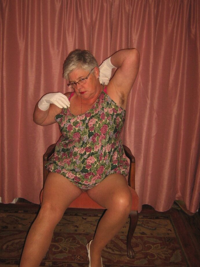 20P Old amateur Girdle Goddess strips completely naked in a confident manner