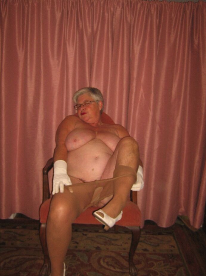 20P Old amateur Girdle Goddess strips completely naked in a confident manner