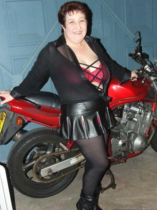 20P Madura Kinky Carol luce el pelo corto mientras deja al descubierto su ropa interior