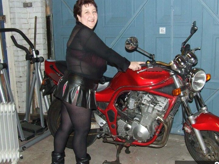 20P Madura Kinky Carol luce el pelo corto mientras deja al descubierto su ropa interior