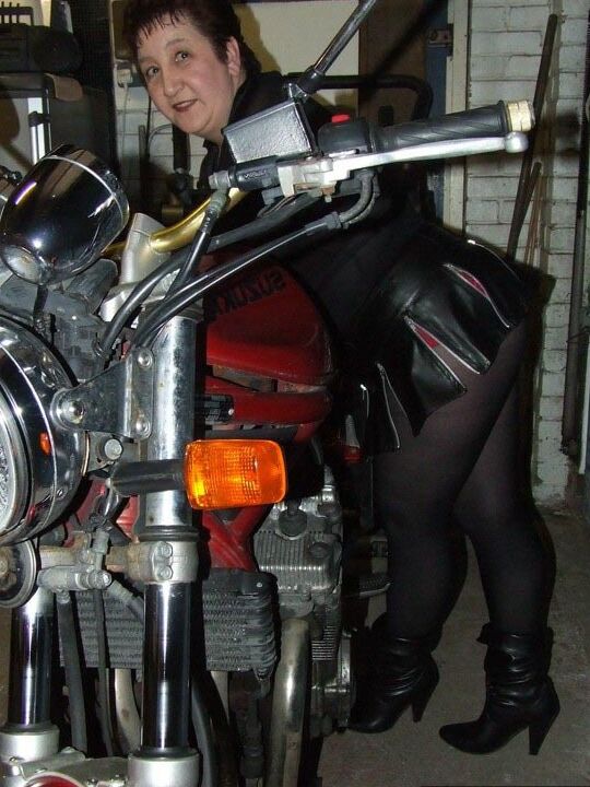 20P Madura Kinky Carol luce el pelo corto mientras deja al descubierto su ropa interior