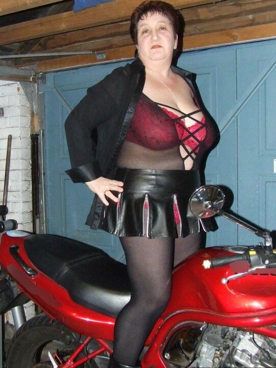 20P Madura Kinky Carol luce el pelo corto mientras deja al descubierto su ropa interior