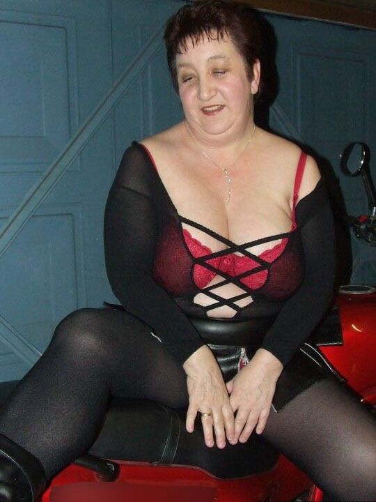 20P Madura Kinky Carol luce el pelo corto mientras deja al descubierto su ropa interior