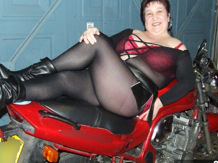 20P Madura Kinky Carol luce el pelo corto mientras deja al descubierto su ropa interior