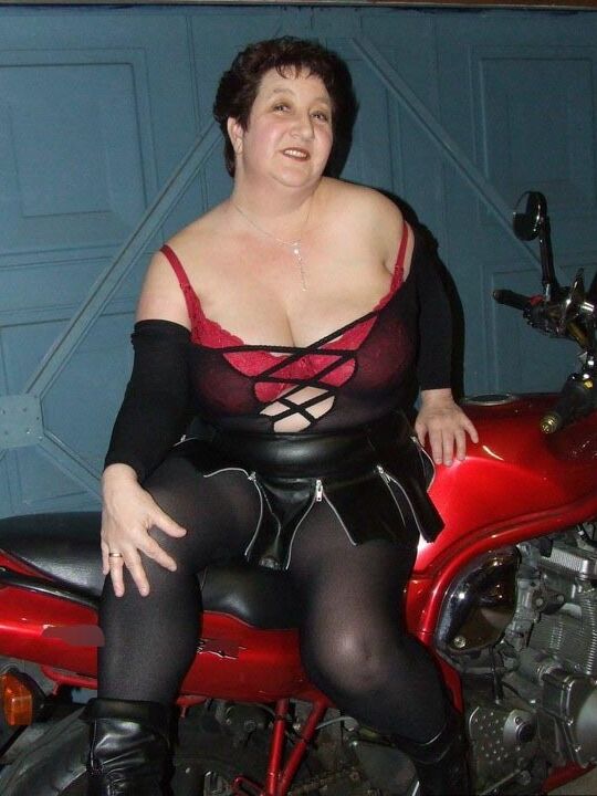20P Madura Kinky Carol luce el pelo corto mientras deja al descubierto su ropa interior