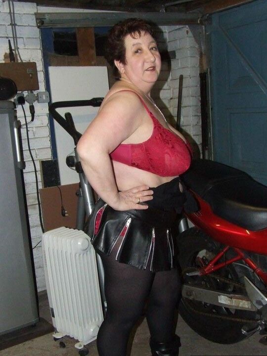 20P Madura Kinky Carol luce el pelo corto mientras deja al descubierto su ropa interior