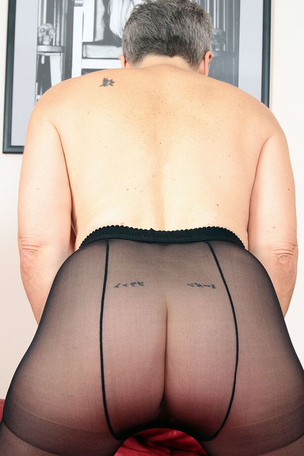 20P La anciana Savana muestra sus grandes tetas mientras usa pantimedias transparentes