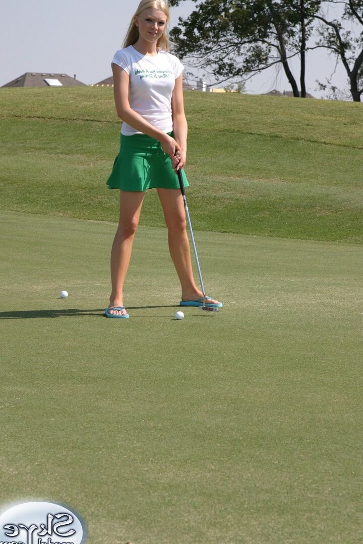 12P La jolie fille blonde Skye Model montre sa culotte en coton sur le terrain de golf