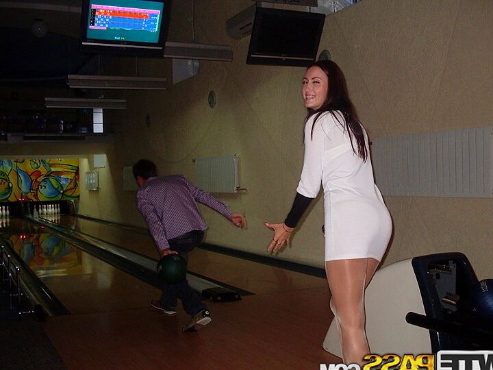 16P La morena amateur Viktoria va a los bolos antes de hacer un vídeo sexual casero