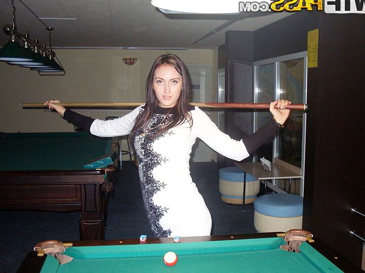 16P La morena amateur Viktoria va a los bolos antes de hacer un vídeo sexual casero