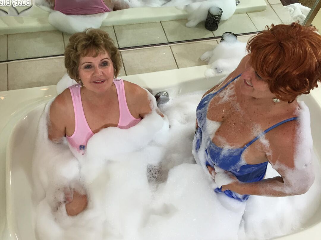 16P Amadora mais velha Busty Bliss faz sexo lésbico enquanto toma banho de espuma