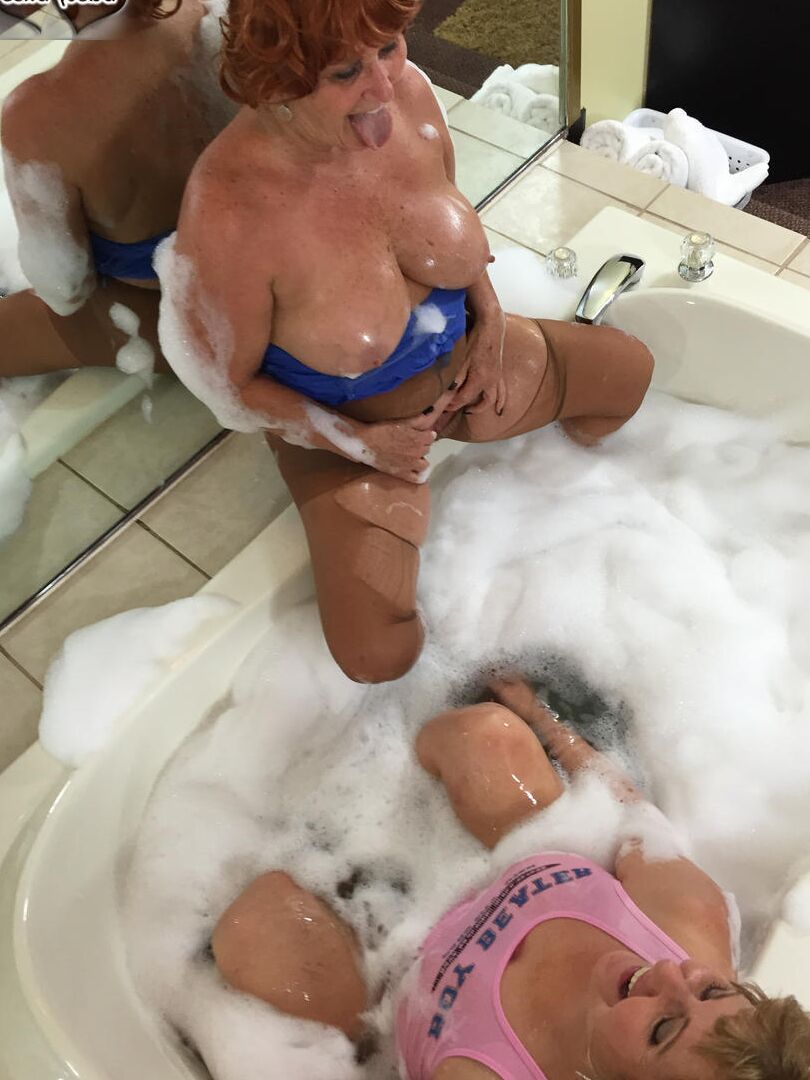 16P Amadora mais velha Busty Bliss faz sexo lésbico enquanto toma banho de espuma