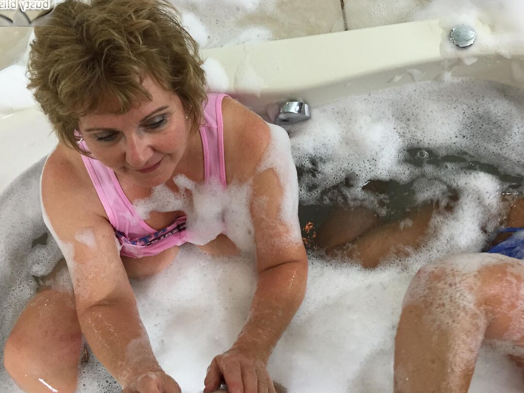 16P Amadora mais velha Busty Bliss faz sexo lésbico enquanto toma banho de espuma