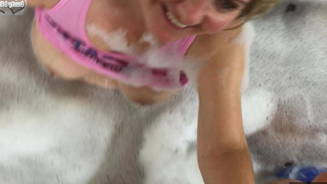 16P Amadora mais velha Busty Bliss faz sexo lésbico enquanto toma banho de espuma