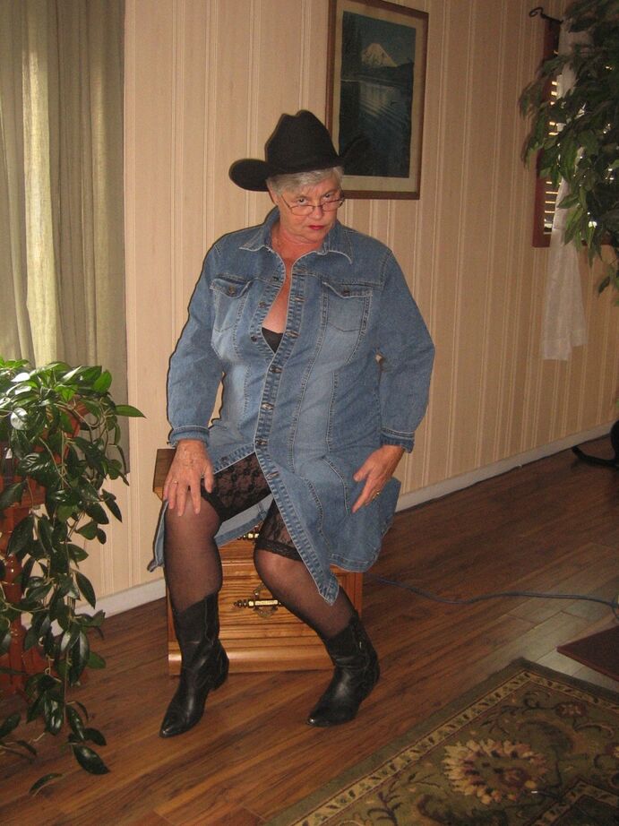 20P Fat oma Girdle Goddess se desnuda con un sombrero de vaquera y botas
