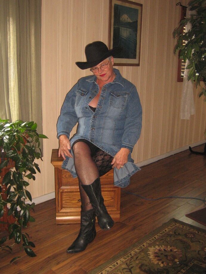 20P Fat oma Girdle Goddess se desnuda con un sombrero de vaquera y botas