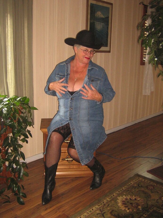 20P Fat oma Girdle Goddess se desnuda con un sombrero de vaquera y botas