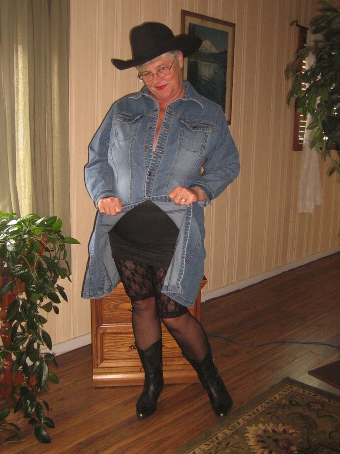 20P Fat oma Girdle Goddess se desnuda con un sombrero de vaquera y botas