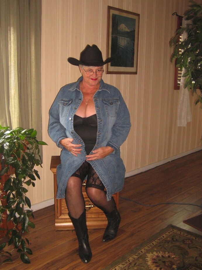 20P Fat oma Girdle Goddess se desnuda con un sombrero de vaquera y botas