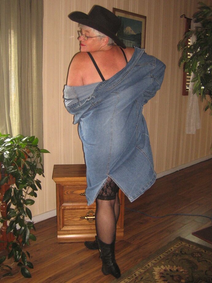 20P Fat oma Girdle Goddess se desnuda con un sombrero de vaquera y botas