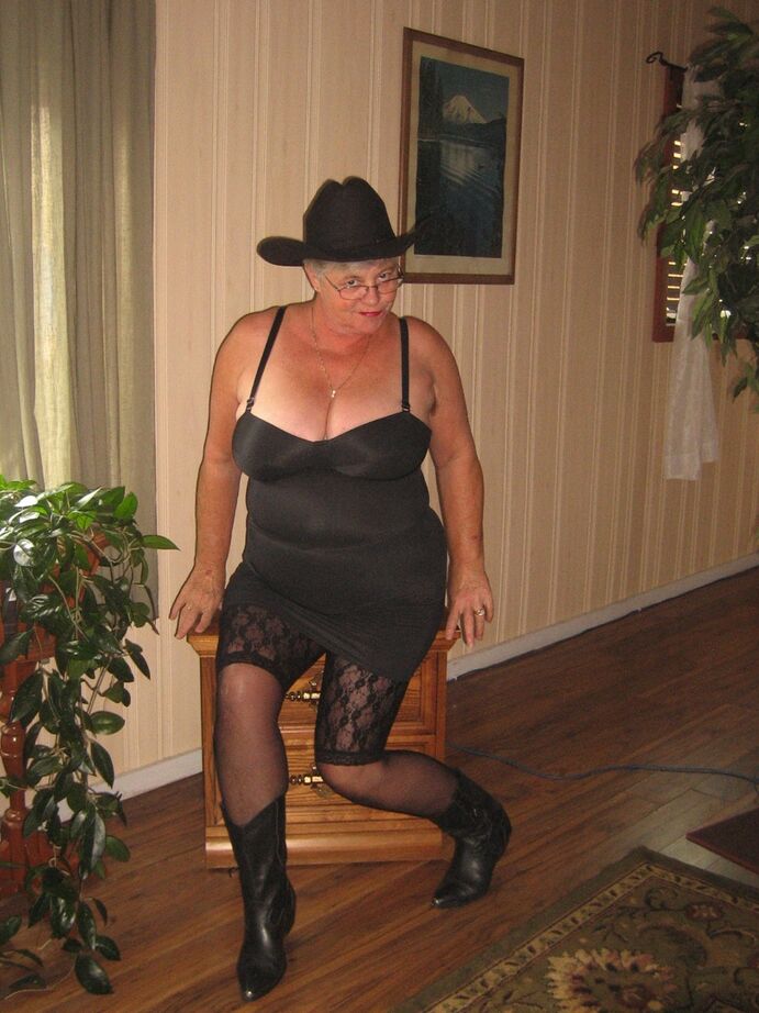 20P Fat oma Girdle Goddess se desnuda con un sombrero de vaquera y botas