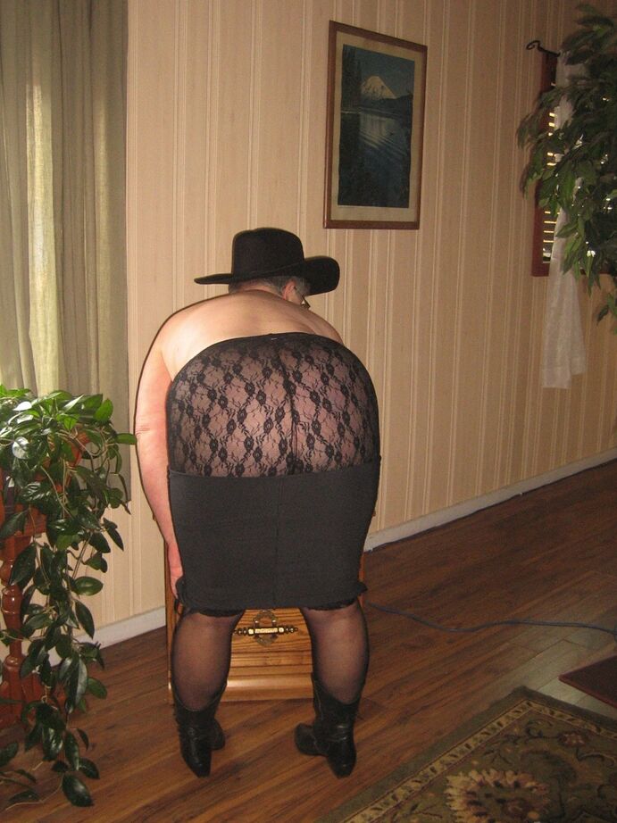 20P Fat oma Girdle Goddess se desnuda con un sombrero de vaquera y botas