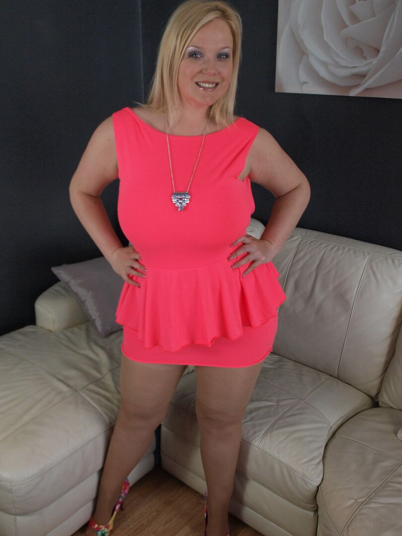 16P Thick amador Sindy Bust brinca em móveis de couro em um vestido curto rosa