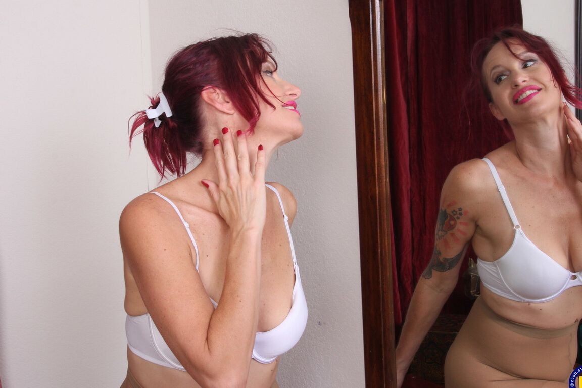 16P Ruiva americana mais velha tira a meia-calça a caminho de se masturbar