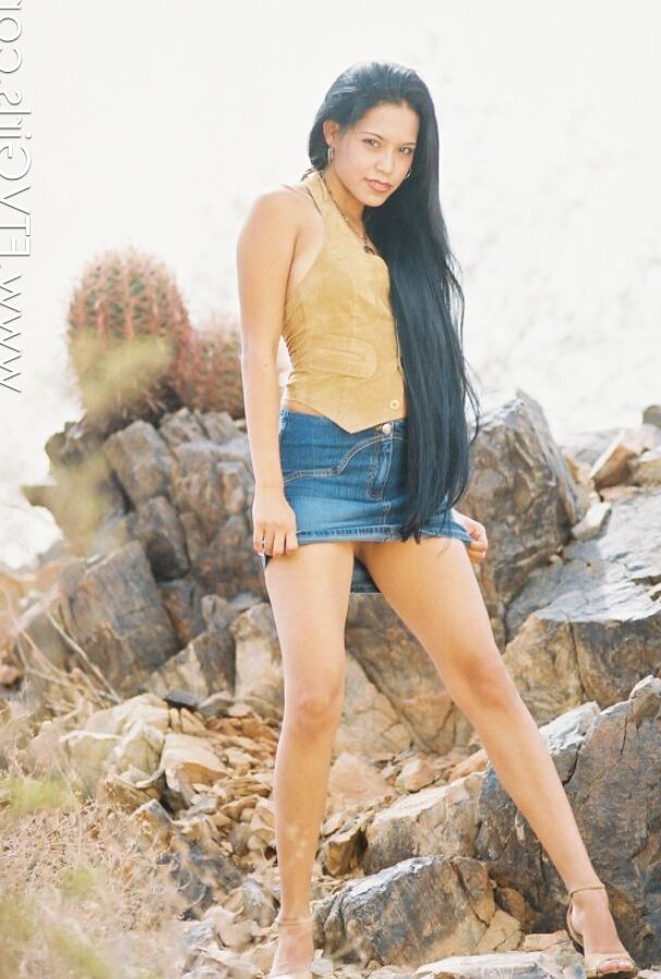 21P Sexy babe Darlene mostra seus peitos