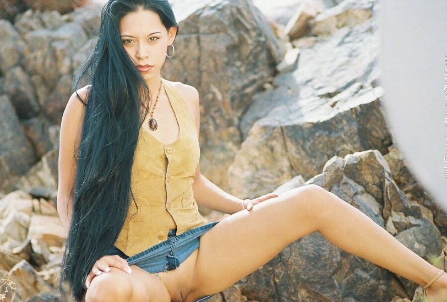 21P Sexy babe Darlene mostra seus peitos