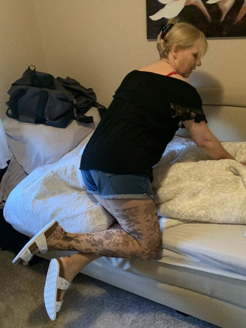 16P La mayor rubia amateur Sweet Susi se desnuda durante una acción sincera en casa
