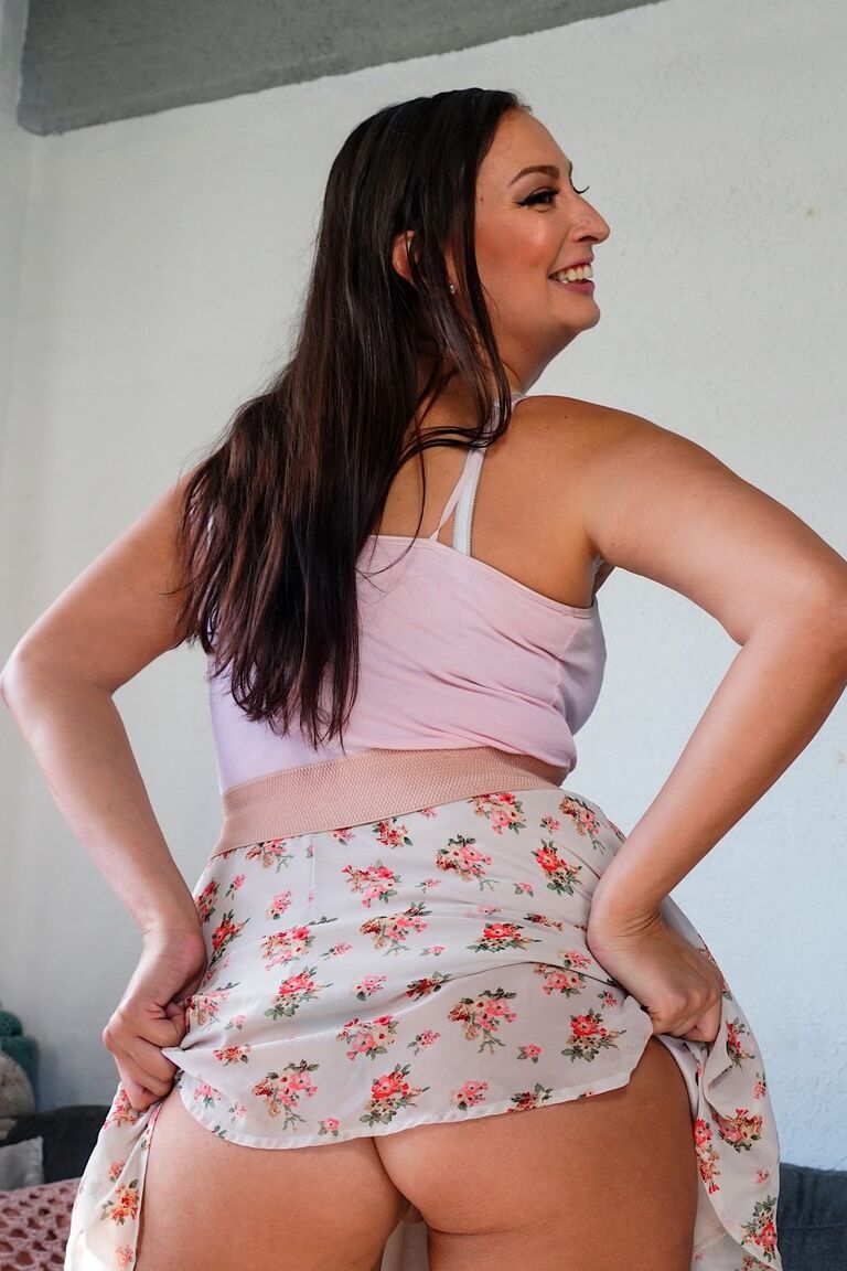 21P MILF morena Tiffany Cane se mete un consolador en el coño afeitado