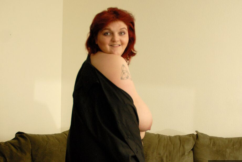 20P Une veuve noire amateur sexy aux seins énormes se fait coquine sur le canapé