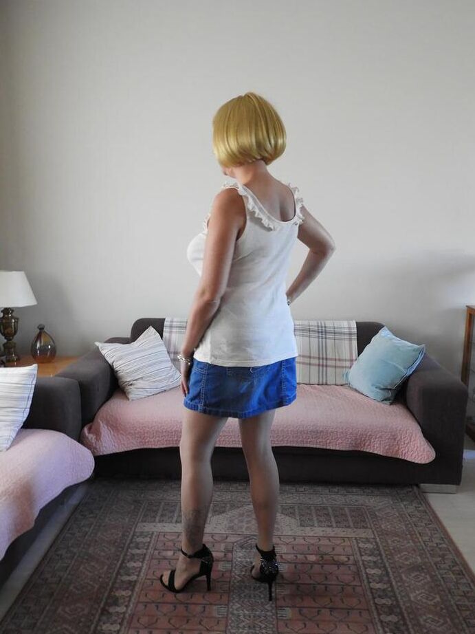 20P La blonde épaisse Kat Lara découvre ses gros seins alors qu'elle se déshabille sur un canapé-lit