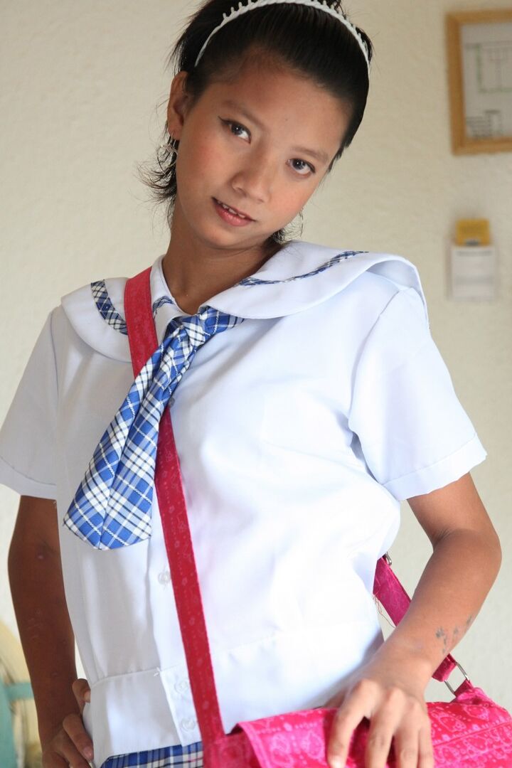 15P 愛らしいアジアの女子高生サリーがかわいいパンティーを脇にスライドさせて陰部を見せます