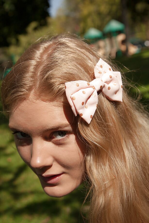 11P Die verspielte blonde Süße Nola Barry zeigt uns ihr superheißes Höschen