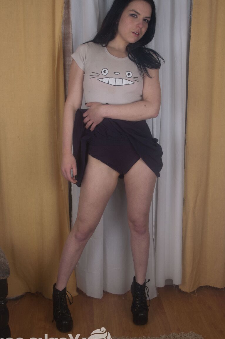 15P La brune amateur Juliette March doigte sa chatte chauve avec des bottes à talons aiguilles.
