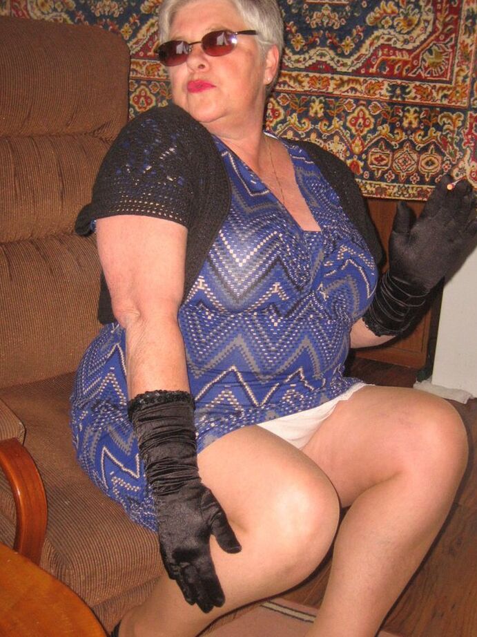 20P Gorda vovó Girdle Goddess fica nua de óculos escuros, luvas e meia-calça