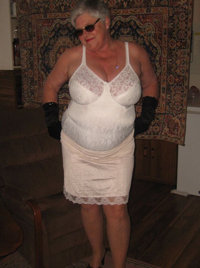 20P Gorda vovó Girdle Goddess fica nua de óculos escuros, luvas e meia-calça