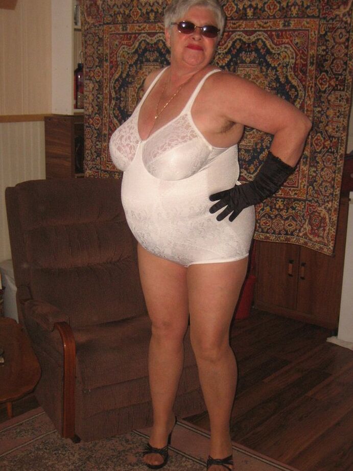 20P Gorda vovó Girdle Goddess fica nua de óculos escuros, luvas e meia-calça