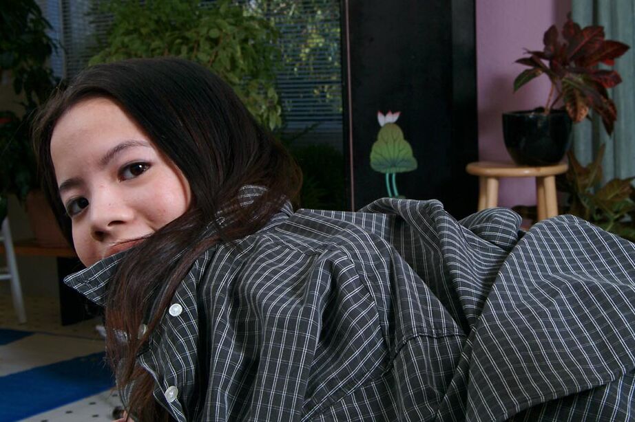 16P Asian sweetie Litta sliding tan pantyhose aside to reveal first timer pussy
