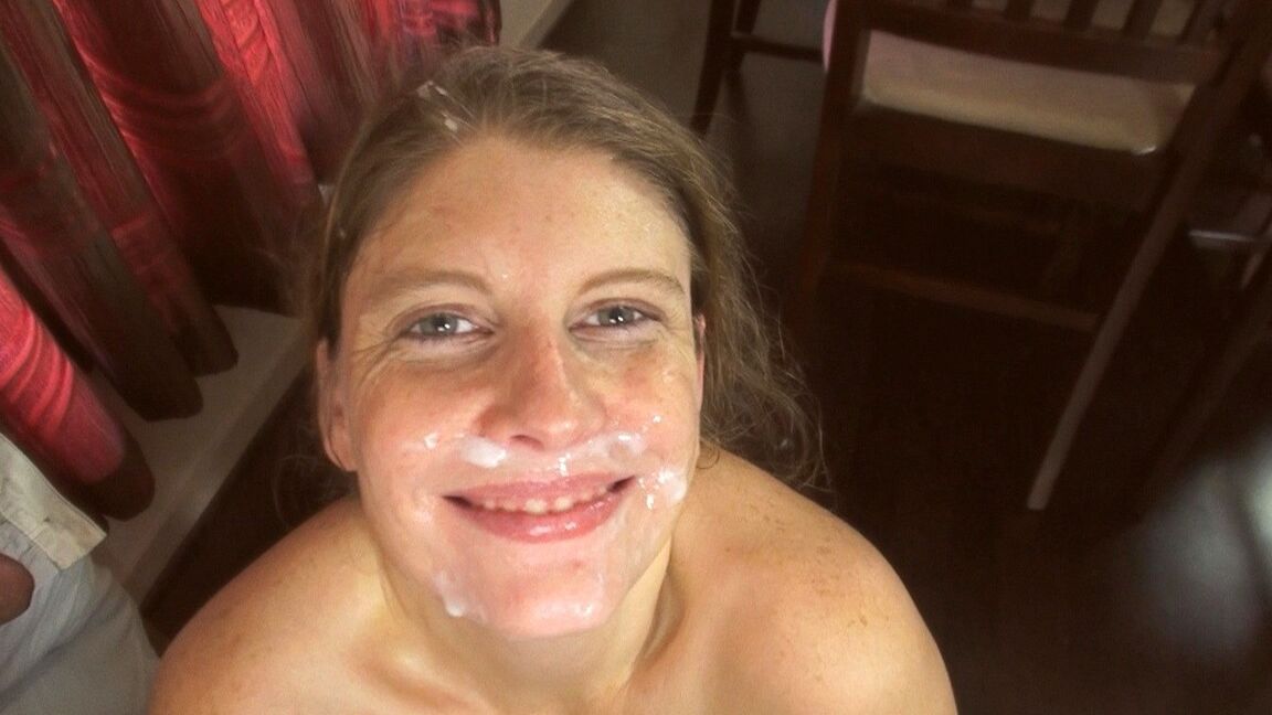 17P Garota amadora orgulhosamente usa esperma no rosto depois de uma chupada em casa