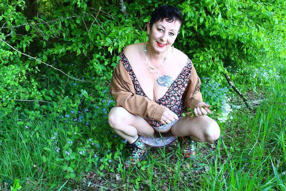 20P Older woman Mary Bitch picks a bunch of flowers while getting naked in a field
