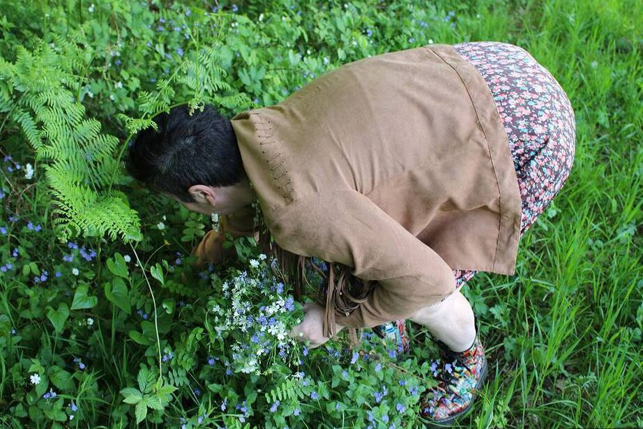 20P Older woman Mary Bitch picks a bunch of flowers while getting naked in a field